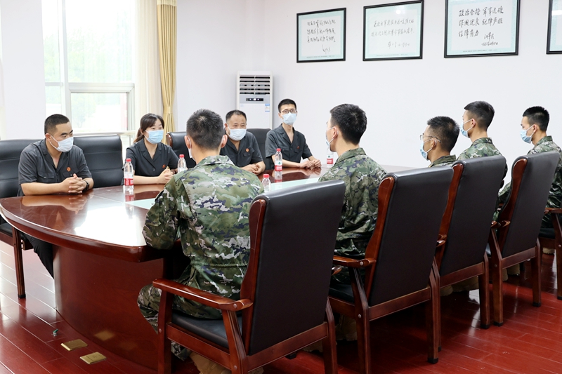 民一庭庭長陸慧圍繞與日常生活相關的重點法律條文，與武警官兵們進行深入交流，現場答疑解惑、釋法說理。并向官兵們贈送了《以案釋法·漫畫民法典》等法律書籍，引導官兵理性、依法維權。.JPG