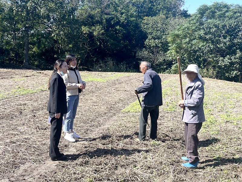 法庭干警深入田間地頭走訪調查.jpg