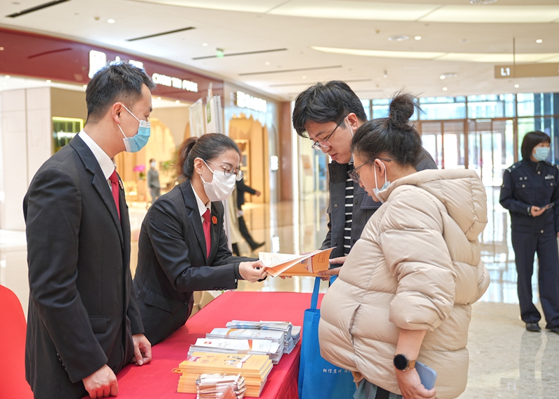 虎丘法院干警向群眾發(fā)放手冊，宣傳消費(fèi)者維權(quán)知識(shí)1.jpg