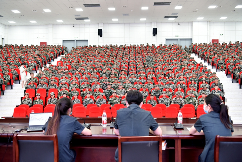 圖為豐縣法院刑庭干警為正在軍訓中的初一新生送上一堂法治課.JPG