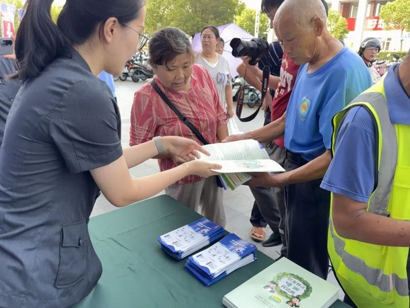 通州法院干警走上街頭向老年人宣傳網(wǎng)絡(luò)安全.jpg